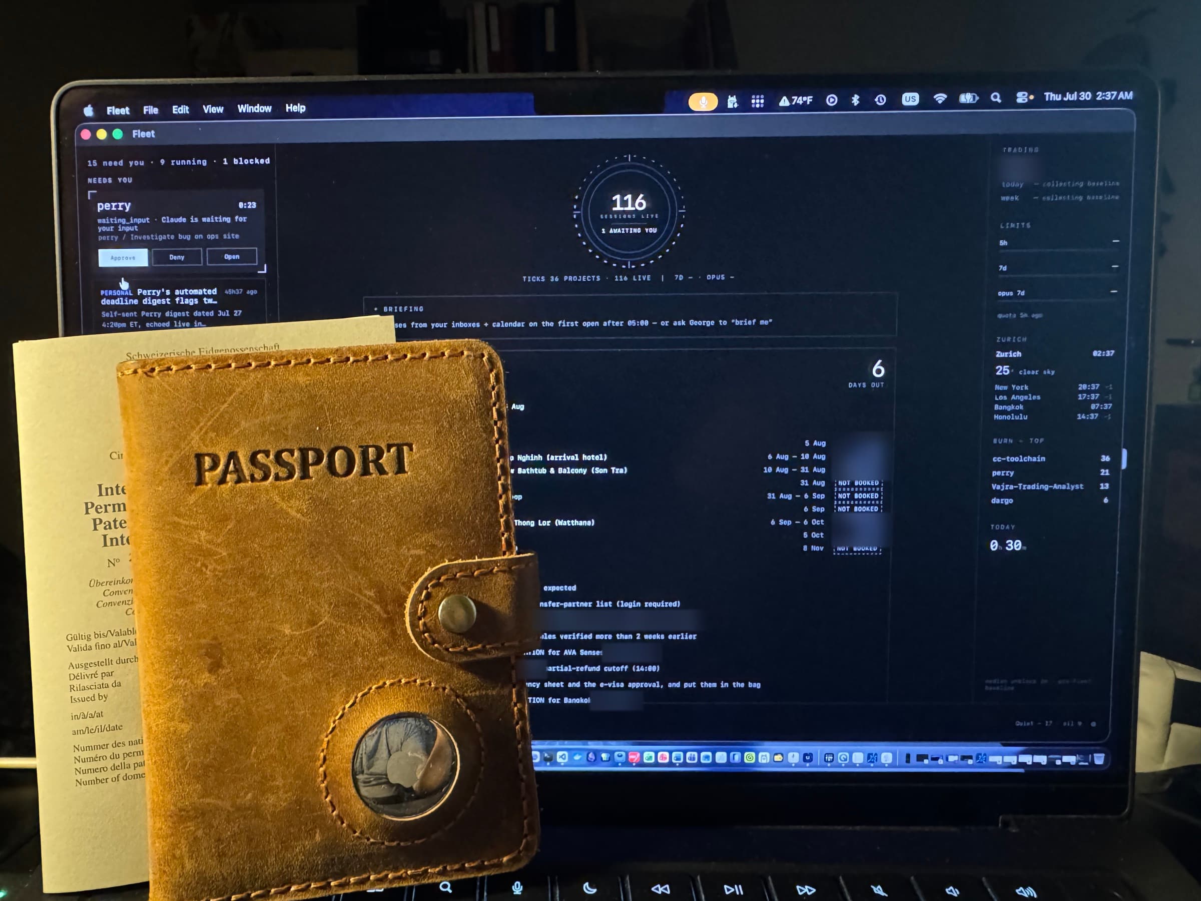 Eine Passhülle aus Leder und ein internationaler Führerausweis der Schweiz lehnen an einem Laptop, auf dem Fleet läuft; dessen Briefing listet die gebuchten und die noch offenen Etappen der Reise neben einem Countdown von sechs Tagen.